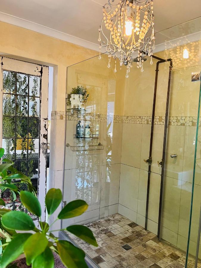 Art-Inspired Bedroom Close To Cbd Mossel Bay Extérieur photo