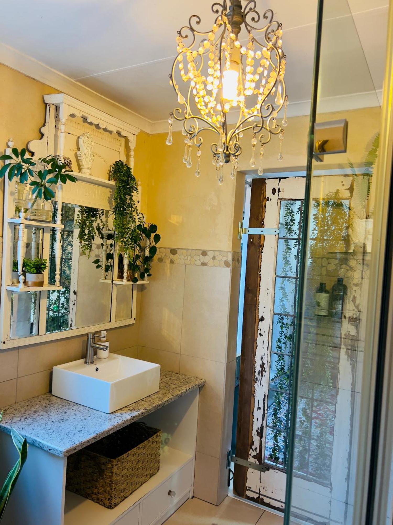 Art-Inspired Bedroom Close To Cbd Mossel Bay Extérieur photo